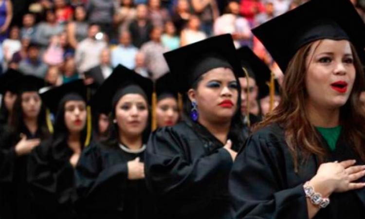 Las mujeres toman ventaja: estadísticas de graduados de la UNAH 2017 a 2021