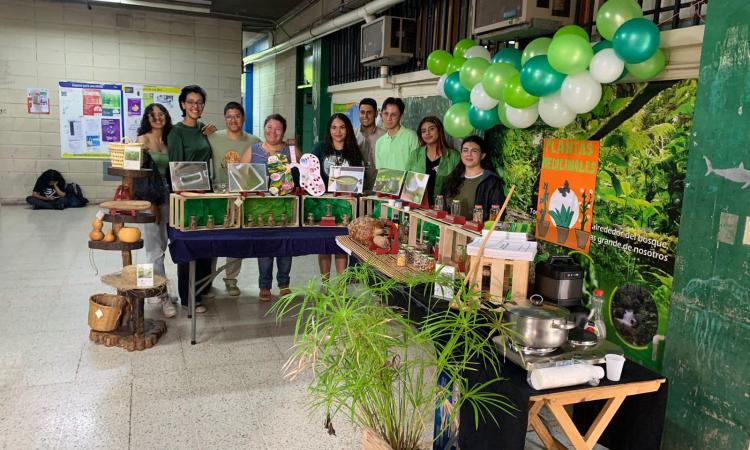 Hoy se llevó a cabo la **Feria Botánica: "Semillas del Saber: Raíces, Conocimiento y Culturas"