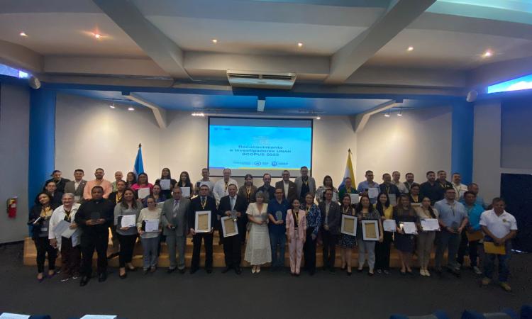 Entrega a nuestros docentes de la Facultad de Ciencias del "RECONOCIMIENTO INVESTIGADORES UNAH-SCOPUS 2023