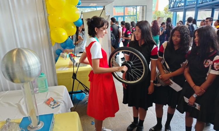 ¡La Escuela de Física – UNAH dice PRESENTE en la Feria Vocacional 2025!