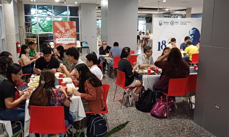 Almuerzo entre profesores y estudiantes de la Facultad de Ciencias de EMALCA Honduras 2025