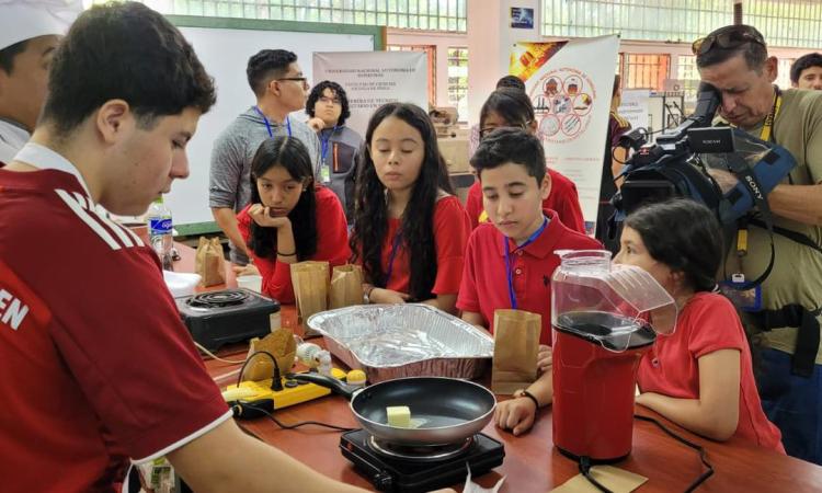 Participantes de la Escuela de Verano visitan el Laboratorio de Metalurgia