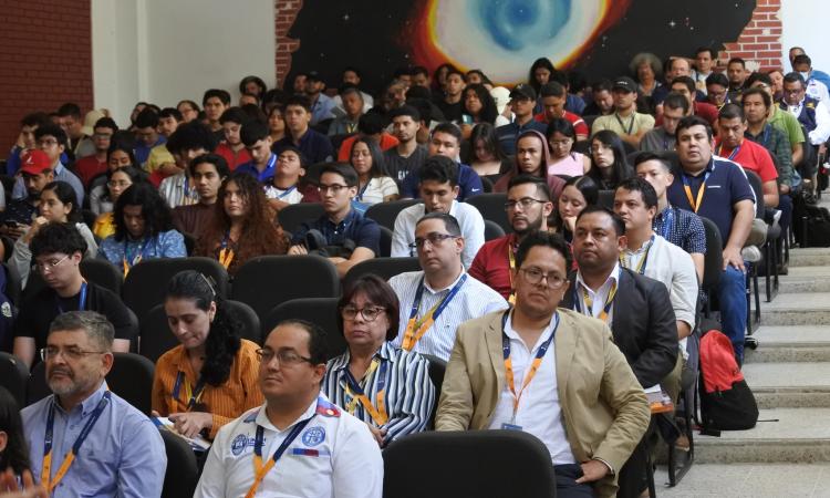 Continuamos con el Primer Congreso de Física y Matemática de la Facultad de Ciencias, UNAH 2025.