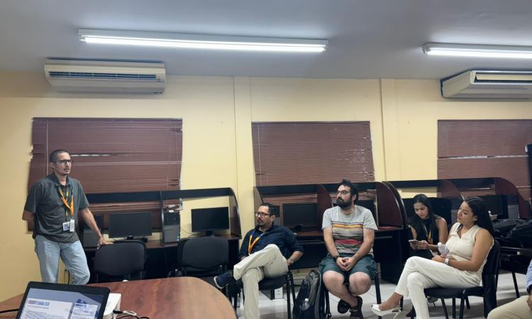 En el marco del Congreso de Física y Matemática de la Facultad de Ciencias de la UNAH, se llevó a cabo una importante mesa de trabajo estratégica con académicos internacionales invitados, orientada a consolidar alianzas académicas y fortalecer la formació