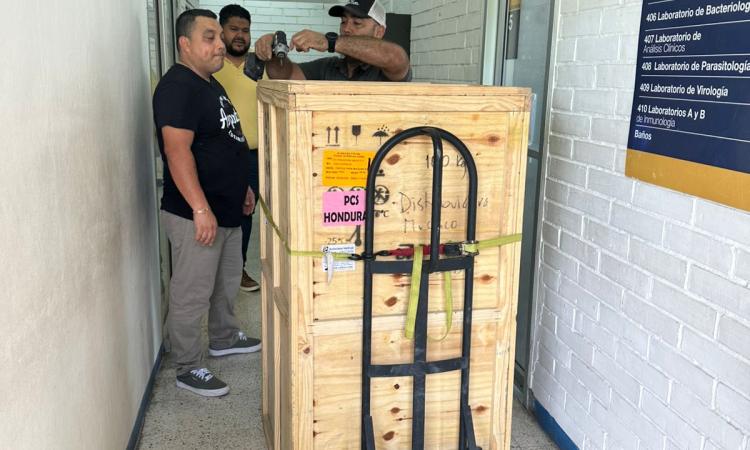 Entrega de equipo en la Facultad de Ciencias