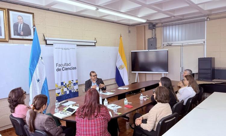 Facultad de Ciencias: Reunión con la Comisión Curricular de Microbiología