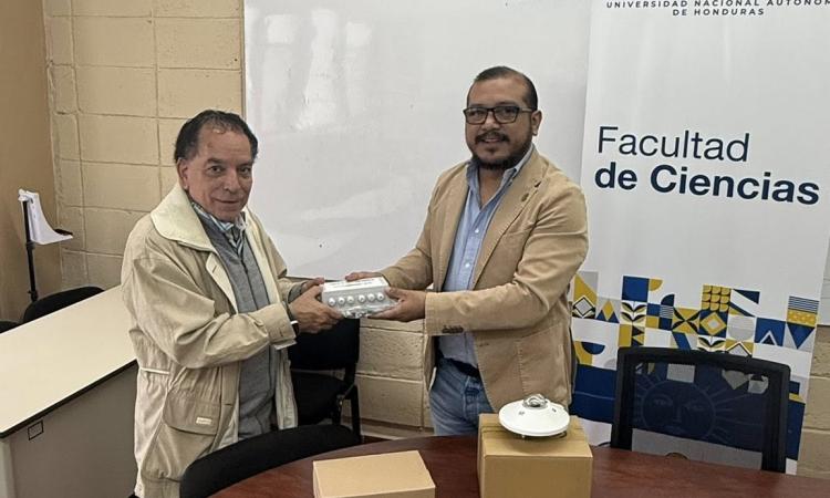 Entrega de equipo de laboratorio al Instituto de Investigacion en Energia