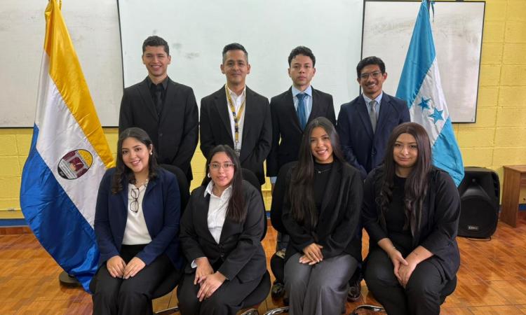 Técnico Universitario en Meteorología-UNAH de la Facultad de Ciencias realizaron su examen del Himno, como requisito previo a su graduación.