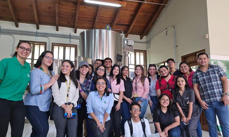 Visitando la Escuela Agrícola Panamericana de Zamorano, Estudiantes Escuela de Microbiología