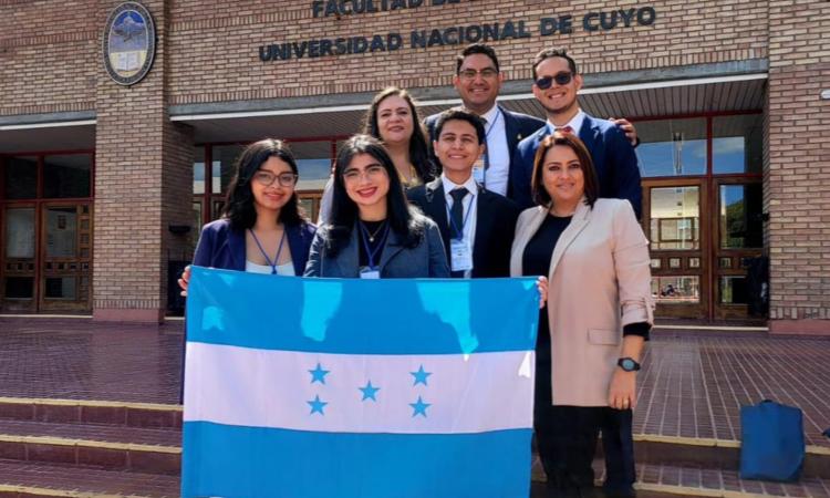 Estudiantes de la Carrera de Derecho llegan a Semifinales en la IX Competencia Internacional de Juicios Simulados en Derechos Humanos