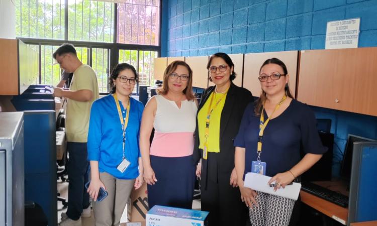 Entrega de Equipo Informático para la Facultad de Ciencias Jurídicas