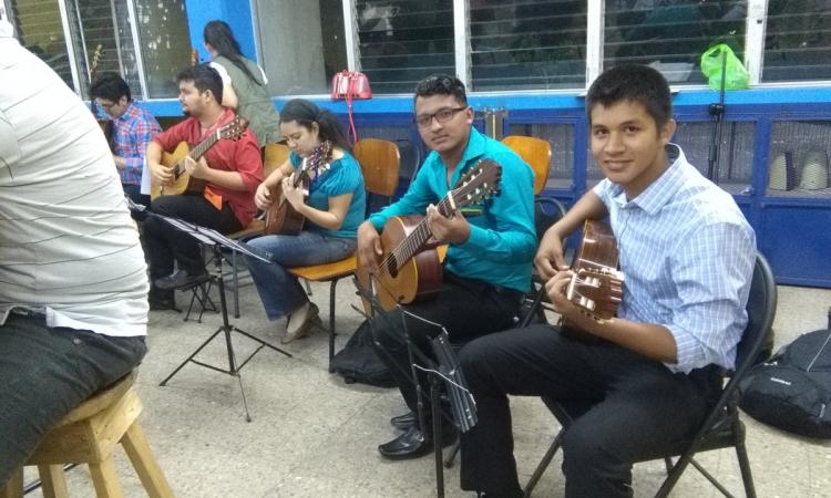 Gira académica con los integrantes del ensamble de guitarra del CURLP