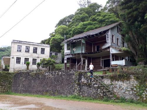 Consulado de Estado Unidos blanca al fondo y Casa del Gerente de la Rosario madera Mining Co.