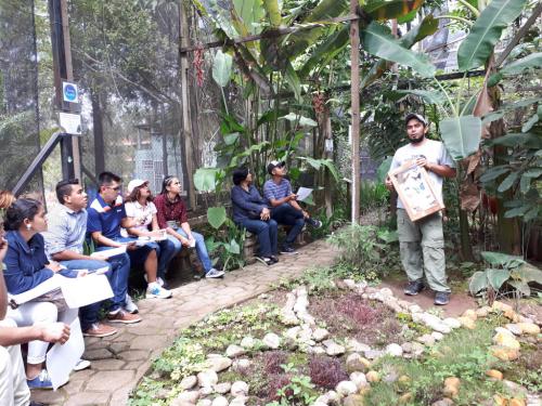 Dorian Escoto impartiendo la Charla sobre la reproduccion y manejo del Zoocriadero de Mariposas Anartia Ciudad Universitaria