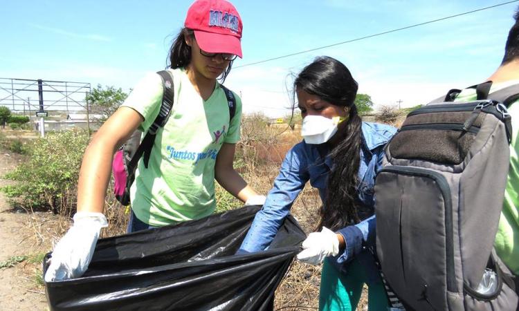 Estudiantes del CURLP desarrollan una jornada de limpieza en carretera de Choluteca