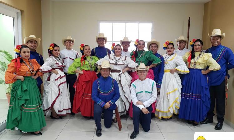 Cuadro de Danza Folklórica participa en el III Aniversario de la UTH. 