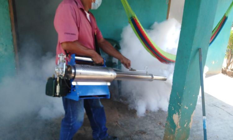 Personal técnico de la UNAH-CURLP participa activamente en actividad de fumigación en el casco urbano del municipio de Namasigüe como una actividad de Vinculación Universidad-Sociedad