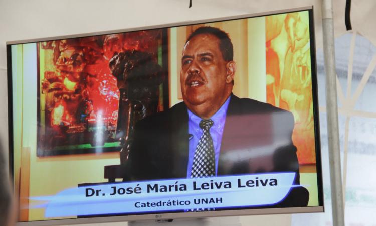 CATEDRÁTICO JOSÉ MARÍA LEIVA DONA MÁS DE MIL TRESCIENTOS LIBROS A LA BIBLIOTECA CENTRAL
