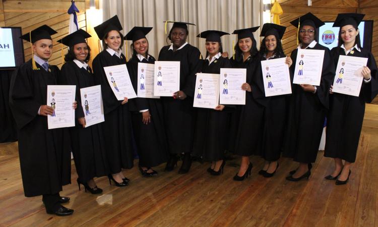 Rectora Castellanos entregó el título universitario a los primeros graduados en Roatán