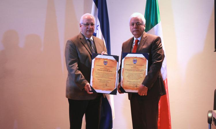 Rector entregó reconocimiento a experto en innovación educativa de la UNAM