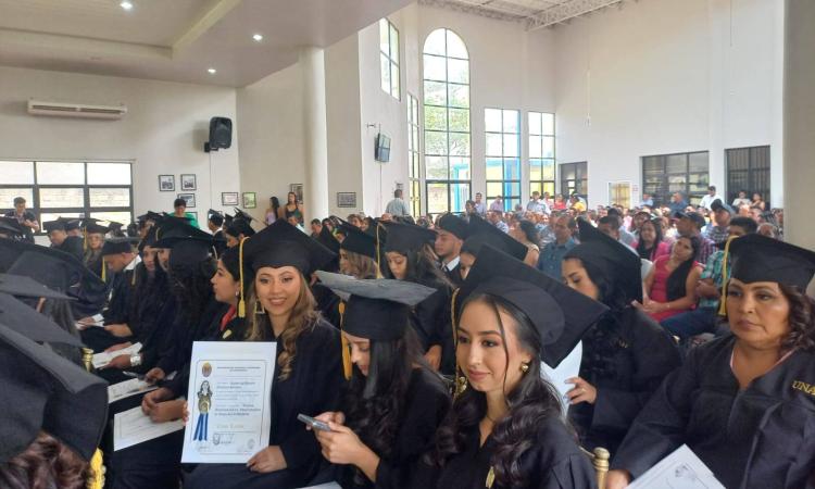 Alumnos destacados brillan en ceremonia de graduación del CUROC