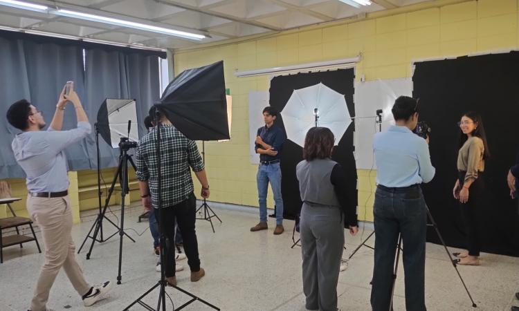 Realizan sesión de fotografía profesional para estudiantes de Ingeniería Industrial