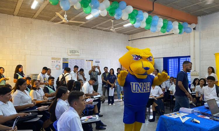 Cientos de estudiantes conocen oferta académica de la UNAH Campus Yoro 