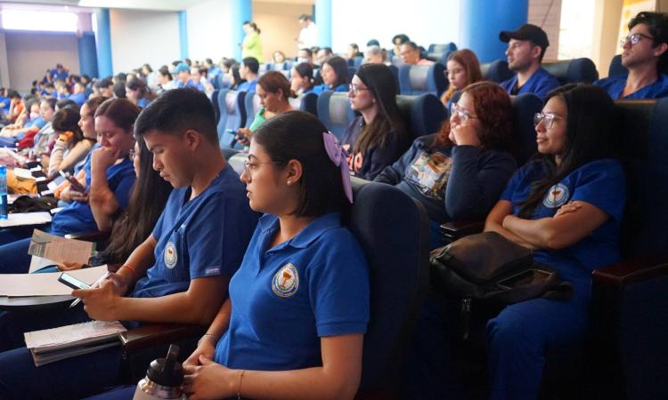 Comunidad universitaria conoce sobre regulación farmacéutica en Honduras