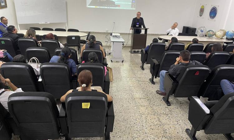 Docentes de la Facultad de Ciencias Espaciales capacitan a profesores de educación media