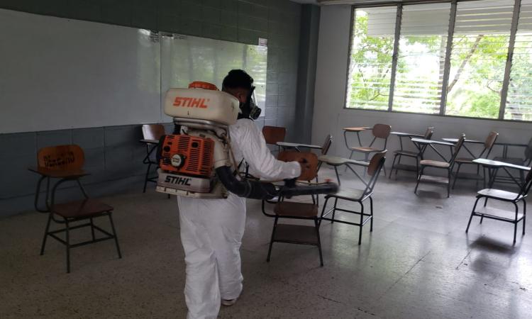 Con fumigación general y jornadas de limpieza, UNAH se suma a la lucha contra el dengue