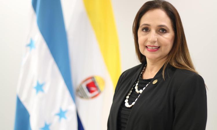 La nueva decana Marcela Rivera Alvarado transformará la Facultad de Ciencias Económicas, Administrativas y Contables