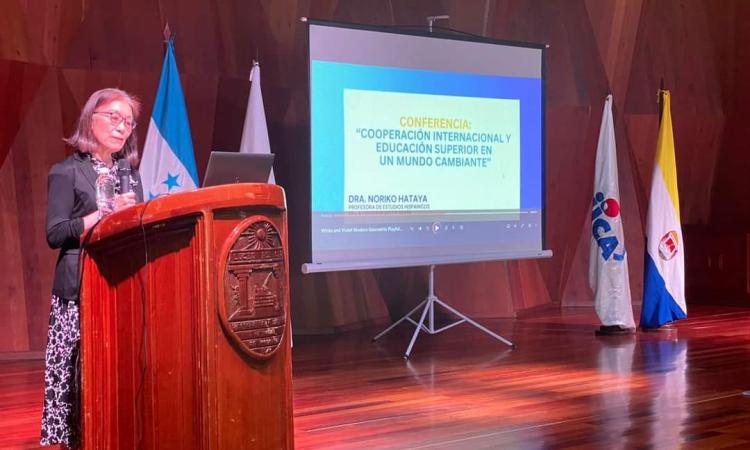 UNAH: Conferencista japonesa expone los grandes temas globales, sus causas y posibles soluciones 