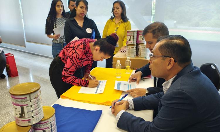 UNAH y Americares beneficiarán con fórmula infantil a unas 2,500 familias