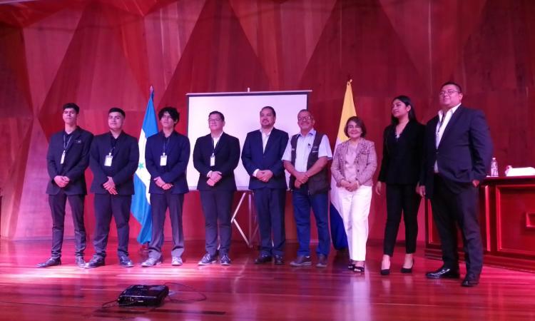 Estudiantes de la Carrera de Derecho realizaron conferencia sobre la problemática de los centros penales 