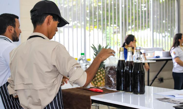 Estudiantes de UNAH Campus El Paraíso capacitan a productor local para el montaje de su emprendimiento