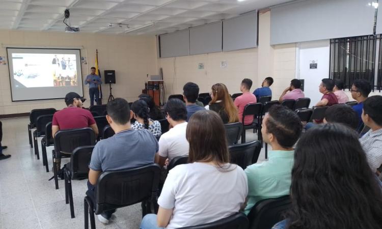 Estudiantes de último año de la Facultad de Ingeniería participan en conferencia sobre química y cobre 