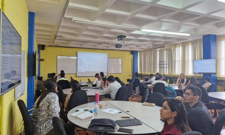 Estudiantes y docentes de la Facultad de Ciencias reciben conferencia sobre bioinformática 