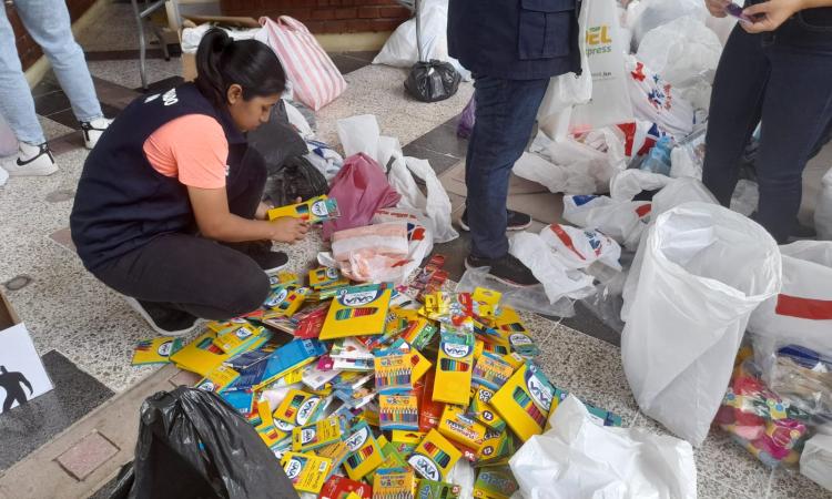 Estudiantes voluntarios hacen donativo de material escolar para Sala Lúdica del Hospital del Tórax 