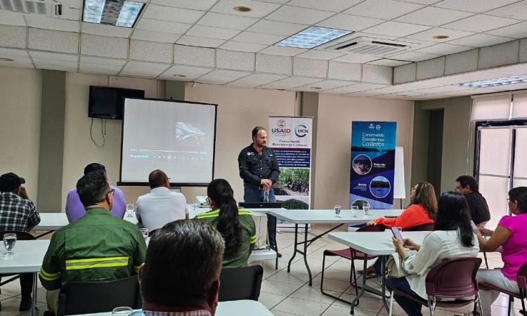 UNAH Campus Cortés participa en presentación de documental "Plasticofera Expedición del Caribe"