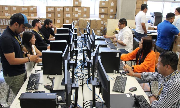 Comienza protocolo de entrega de aproximadamente 1,300 computadoras en la UNAH