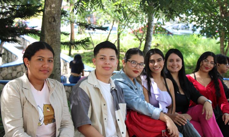 Estudiantes de la UNAH reciben galardón de honor al mérito