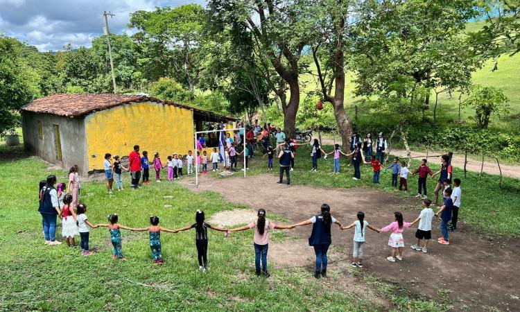 Voluntarios de los Campus de Olancho y Choluteca celebran el Día del Niño a escolares de la zona