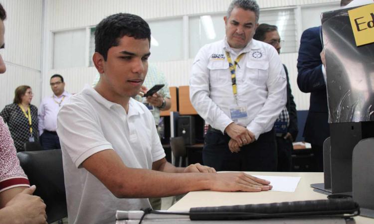 ¡Histórico! Estudiante Tito Gabriel Valle Morazán leyó el primer título escrito en Braille emitido por la UNAH