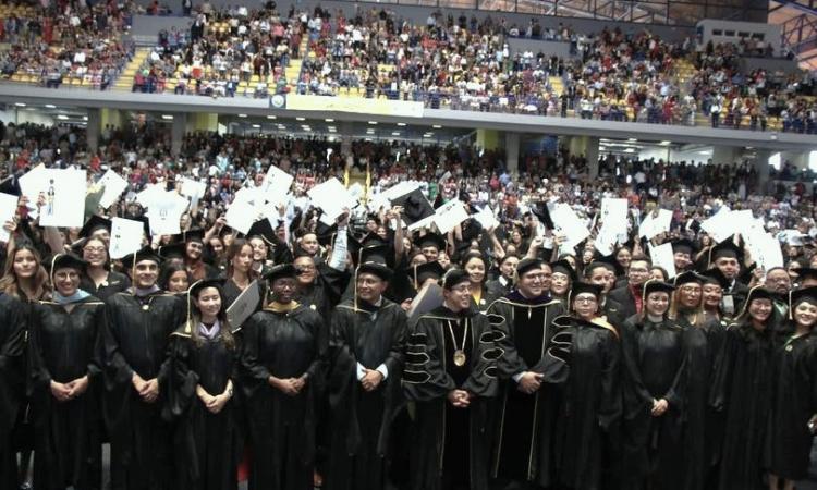 Un nuevo camino hacia el desarrollo profesional para 1,564 graduados de la UNAH