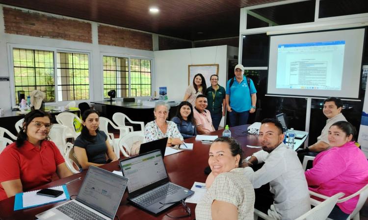 UNAH Campus Comayagua entrega proyectos a la Asociación Pueblo Franciscano de Muchachas y Muchachos