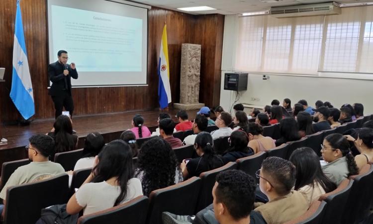 Conferencia en la UNAH resalta el impacto de herramientas tecnológicas en la investigación científica