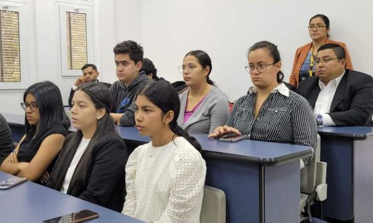 Facultad de Ciencias Jurídicas realizó conferencia de ética profesional del abogado defensor 