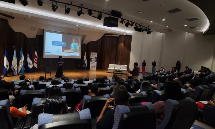 Presentan conferencia sobre emprendimiento que inspira a jóvenes en el CIP