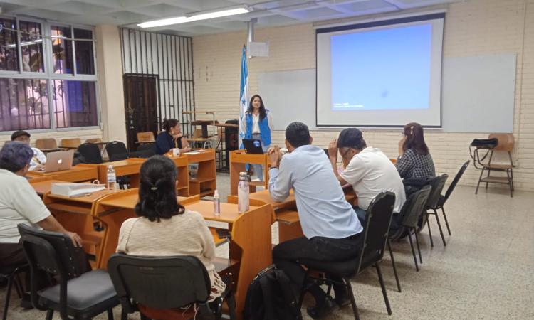 Profesionales de la Escuela de Periodismo recibieron taller sobre desplazamiento forzado del país 