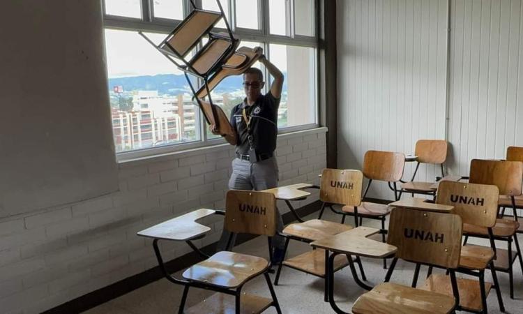 Rector distribuye pupitres en edificios de Ciudad Universitaria 